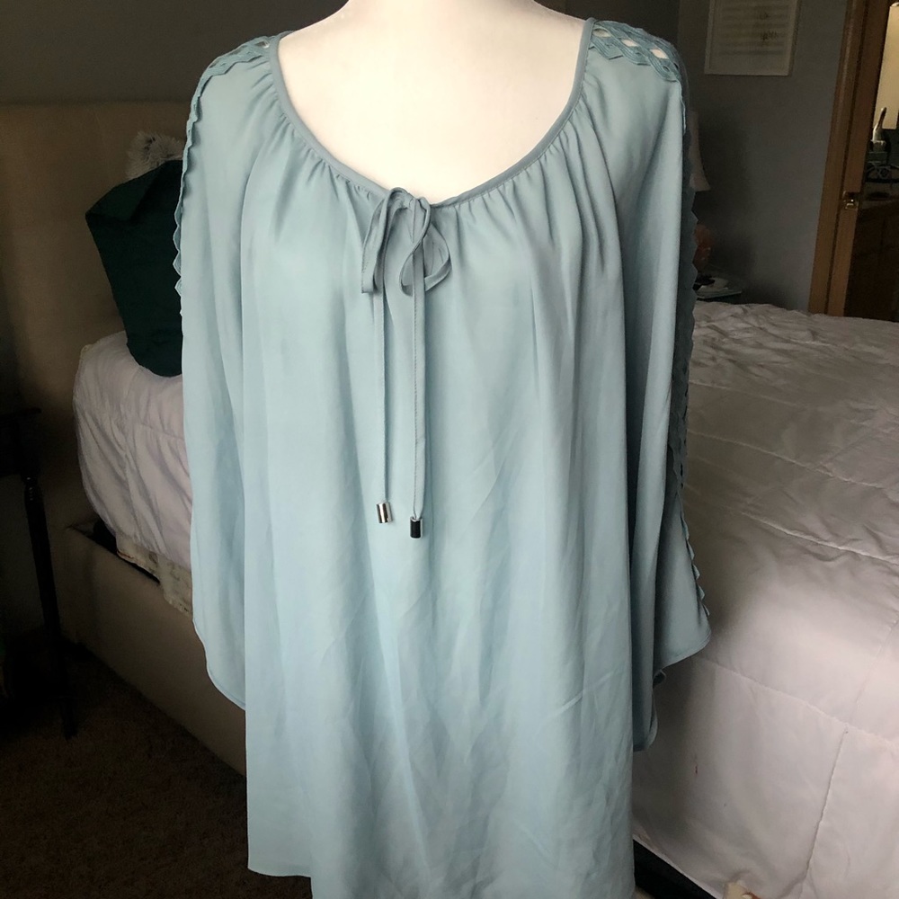 Zac and Rachel 2X Flowy Boho Bell Sleeve Blue Top